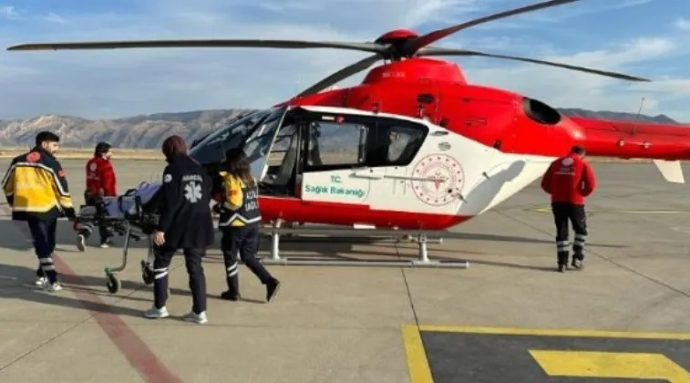 67 yaşındaki hasta tedavi için ambulans helikopterle Şanlıurfa